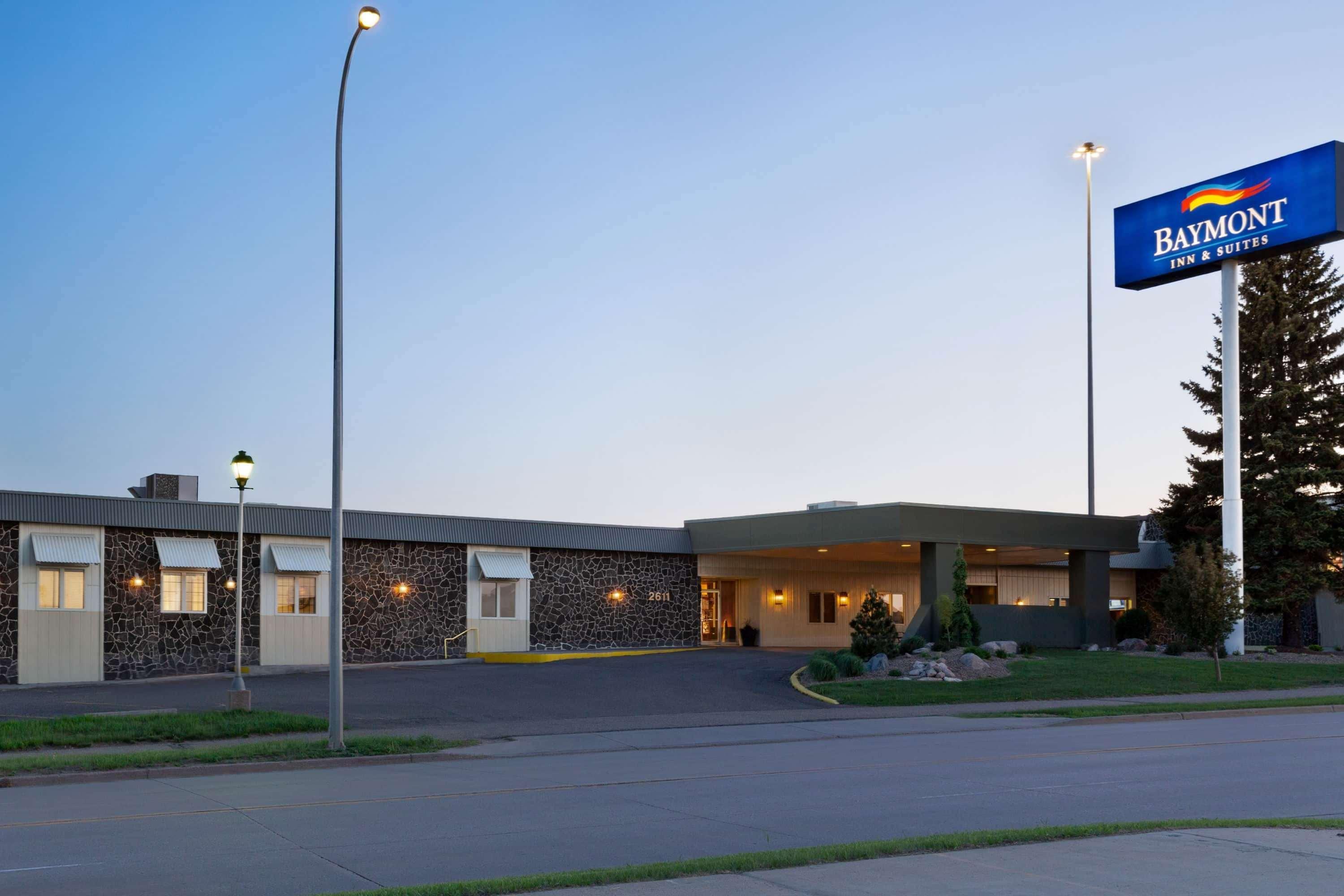 Hotel Baymont By Wyndham Mandan Bismarck Area Exterior foto